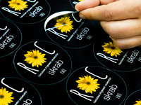 Изготовление виниловых наклеек-стикеров на заказ